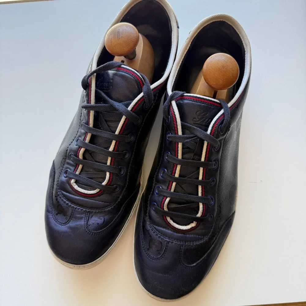 Gucci Mens GG Monogram Navy Blue Leather Low Top Sneakers 233321 Size 10G